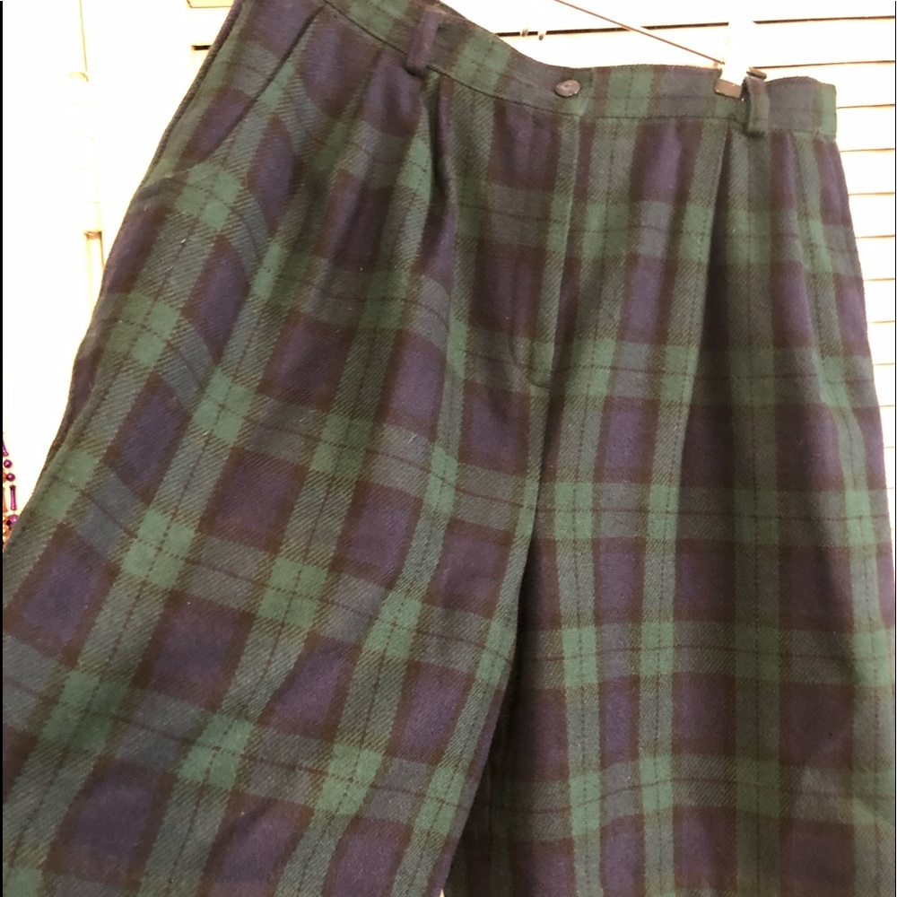 Very nice lined navy/black/skirt green plaid short